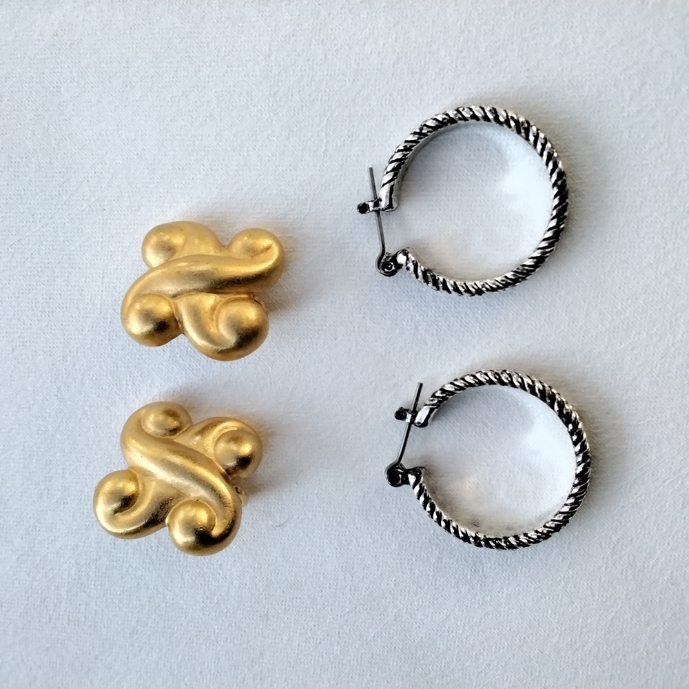 2 pairs of earrings
